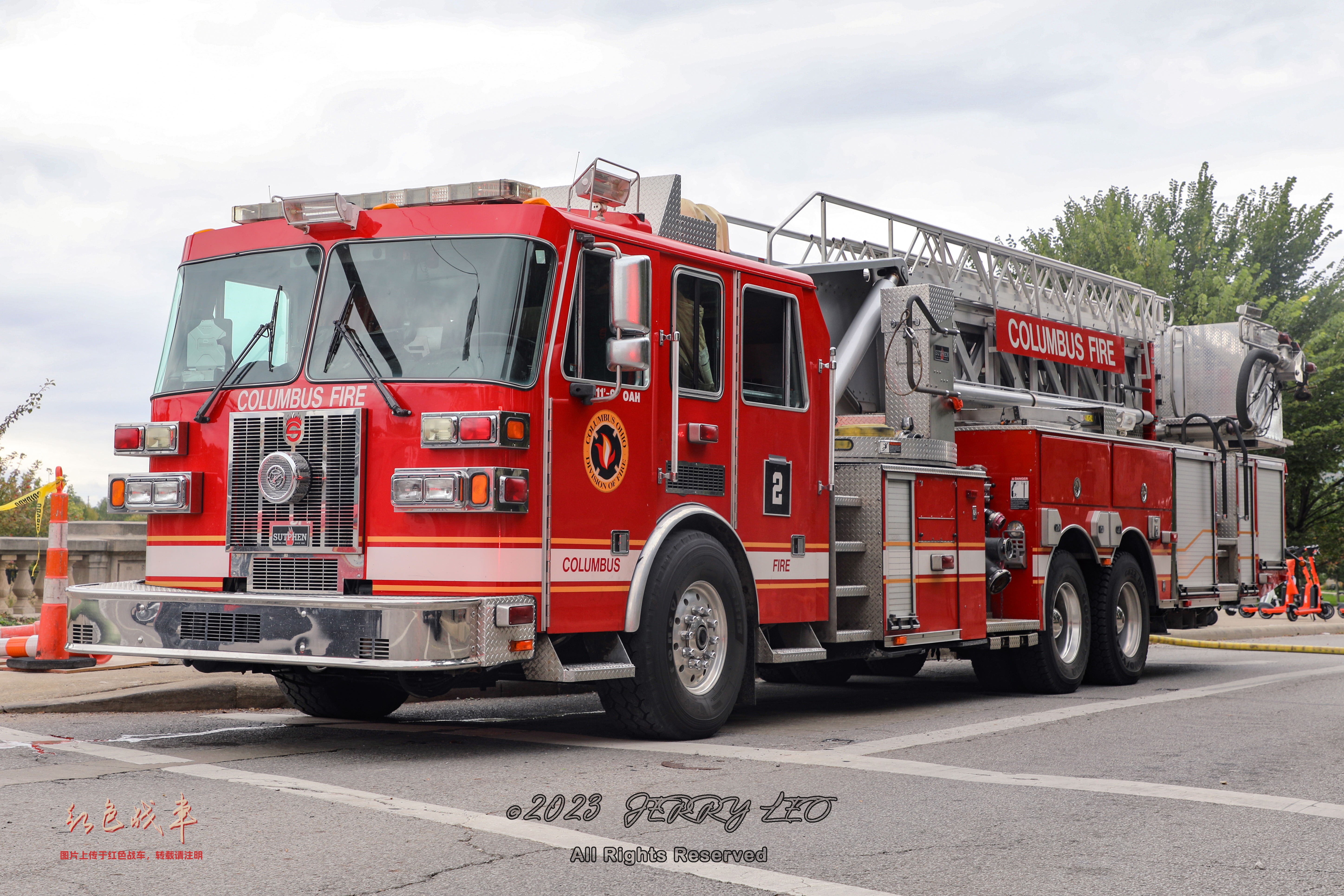 Ambassador SPH 100 aerial (1500/-/100' mid-mount platform)
