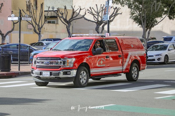 Ford F-150 SuperCrew 4x4 / SnugPro canopy